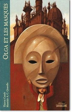 OLGA ET LES MASQUES
prix Pilotis


Les habitants que je croise avancent au ralenti, à petits pas d’escargot. Ils ont tous le visage dissimulé derrière un large masque de pierre ou de fer.
— Ici, personne ne connaît personne. On marche. On se promène. Si tu savais comme c’est reposant. On finit par ne plus savoir qui l’on est soi-même.
— Mais… c’est horrible !
— Tu te trompes. Nos masques sont comme des couronnes. Ils font de nous des êtres purs et parfaits.